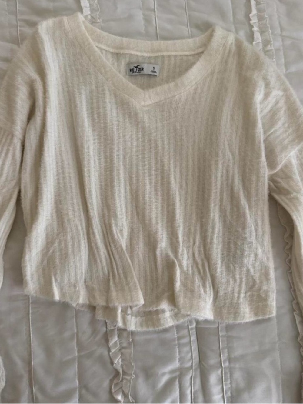 Hollister Women's Off-White Ribbed V-Neck Sweater